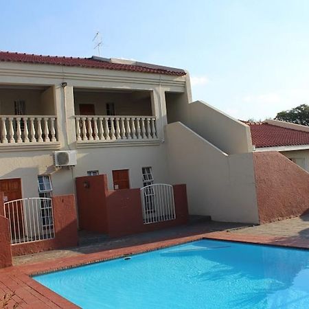Flamboyant Guest Lodge Johannesburg Luaran gambar
